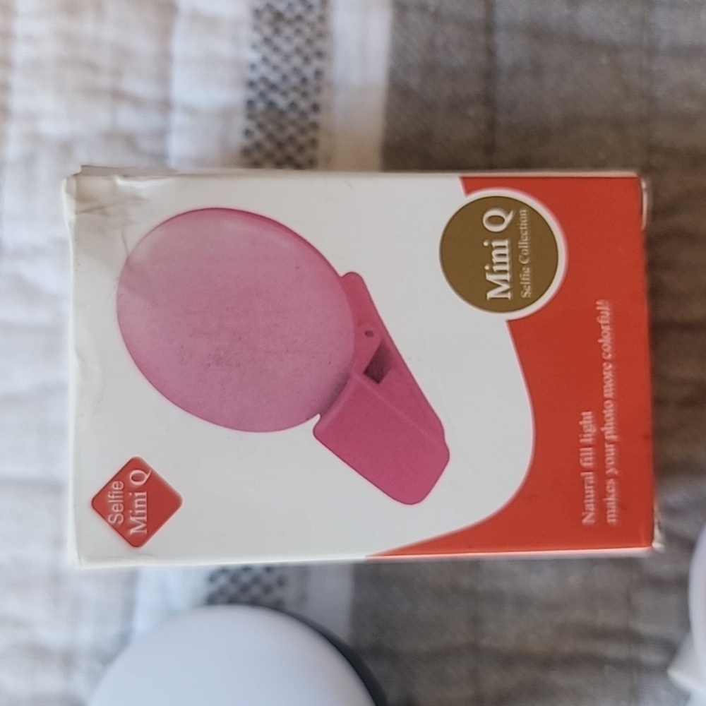 Free With Purchase Selfie Clip On Light - Picture 4 of 7